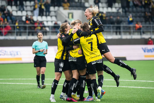 Häckens Stine Larsson jublar med lagkamrater