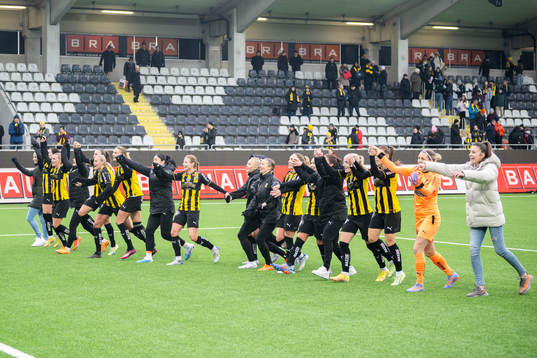 Häckens spelare firar