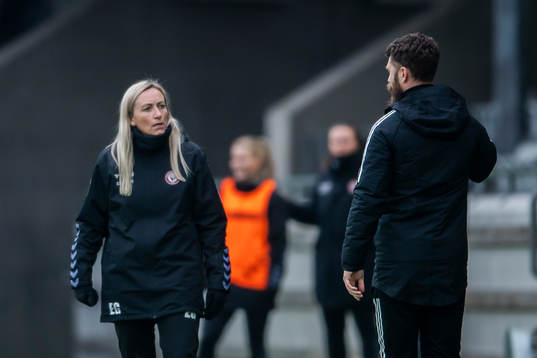 Kristianstads tränare Elisabet Gunnarsdottir reagerar mot