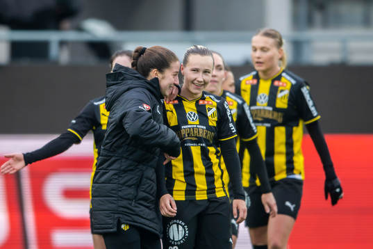 Häckens Ruby Grant och Filippa Curmark jublar