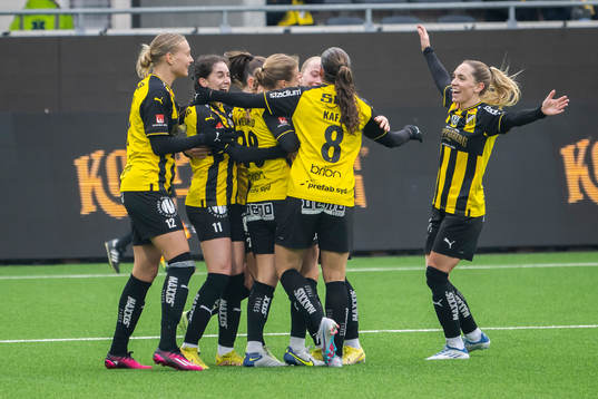 Häckens målskytt Anna Anvegård jublar