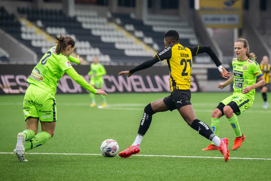 Kristianstads Alice Nilsson och Häckens Aisha Masaka