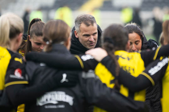 Häckens tränare Robert Vilahamn jublar