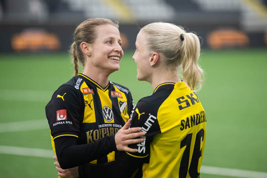 Häckens Anna Anvegård och Anna Sandberg jublar