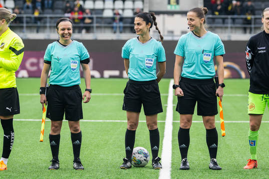 Linjedomare Almira Spahic , Domare Maral Mirzai och