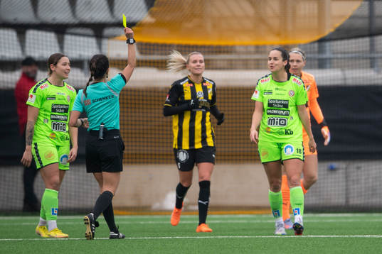 Domare Maral Mirzai delar ut ett gult kort till