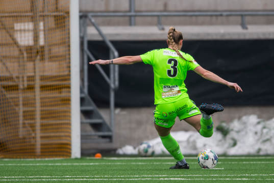 Kristianstads Jordan Brewster slår en straff