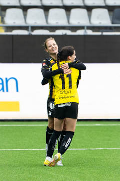 Häckens målskytt Anna Anvegård och Clarissa Larisey