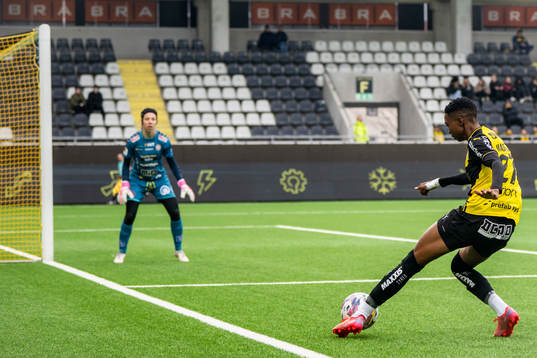 Kristianstads målvakt Melina Loeck  och Häckens Aisha