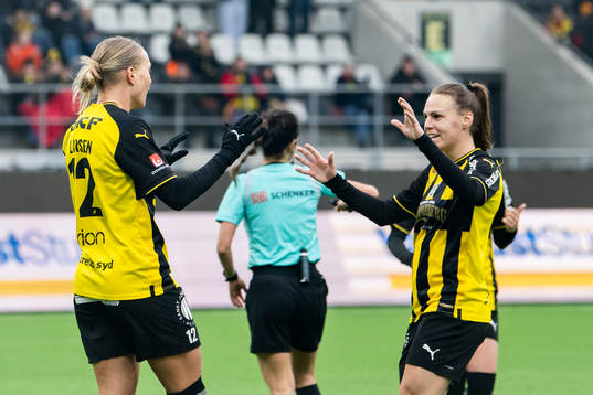 Häckens målskytt Stine Larsson och Dora Zeller jublar