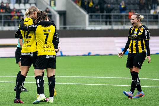 Häckens målskytt Stine Larsson, Dora Zeller och Marika