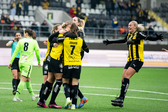 Häckens målskytt Stine Larsson kramas om av lagkamrater