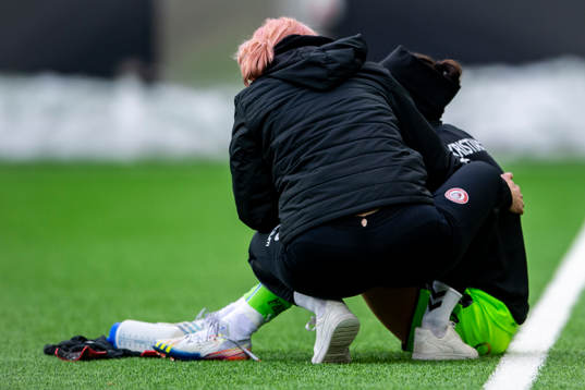 Kristianstads Evelyne Viens tröstas av Sportchef Lovisa