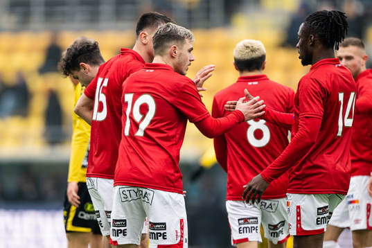 Degerfors Damjan Pavlovic jublar med lagkamraterna