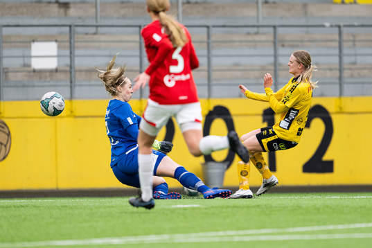 Elfsborgs Hanna Jiozon gör 4-0 bakom Degerfors målvakt