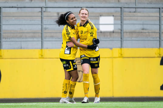 Elfsborgs Hanna Jiozon jublar med Vanessa Lopez
