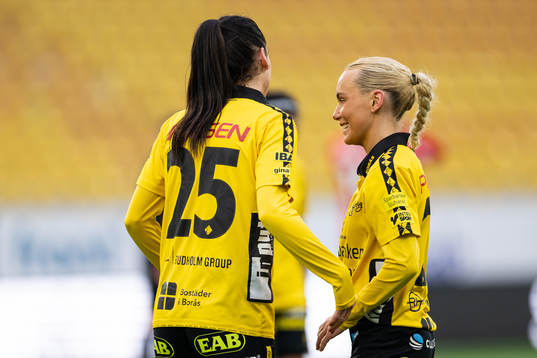 Elfsborgs Izabella Bergström jublar med Tea Skoglund