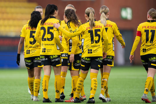 Elfsborgs Izabella Bergström jublar med lagkamrater