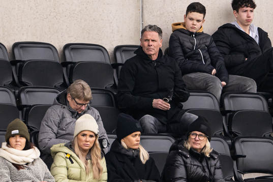 Tränaren i Alingsås IF Dam Joakim Carlsson på läktaren