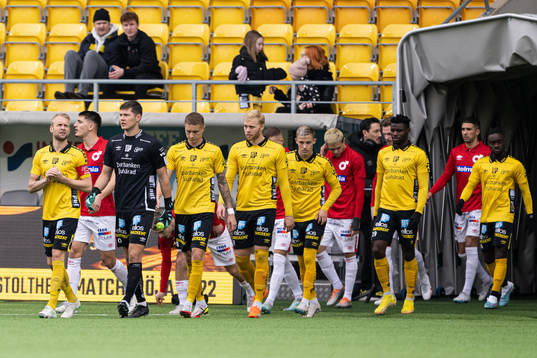 Lagen och domartrion kommer in på arenan