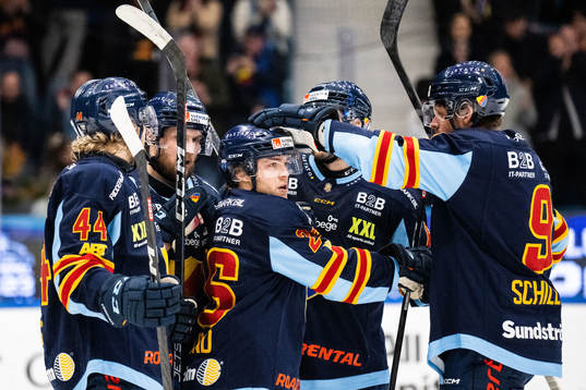 Djurgårdens Emil Berglund jublar med lagkamrater