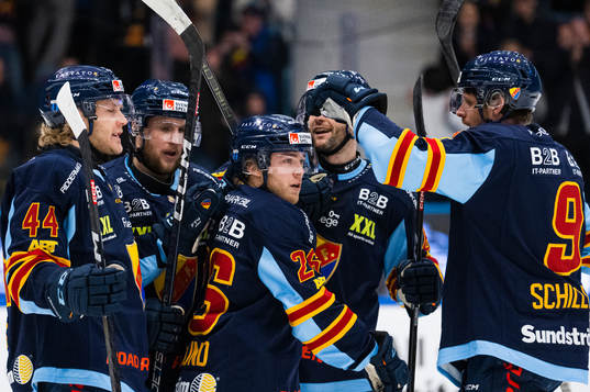 Djurgårdens Emil Berglund jublar med lagkamrater