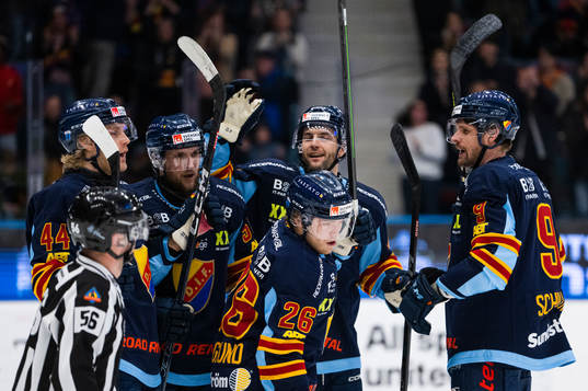 Djurgårdens Emil Berglund jublar med lagkamrater