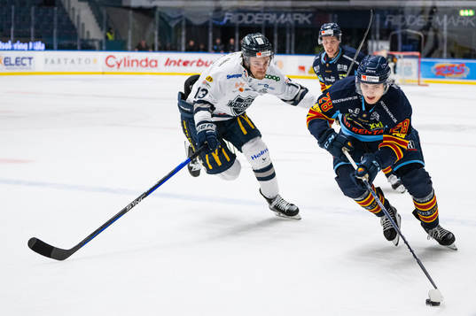 Djurgårdens Liam Öhgren och Karlskogas Gustav Willman