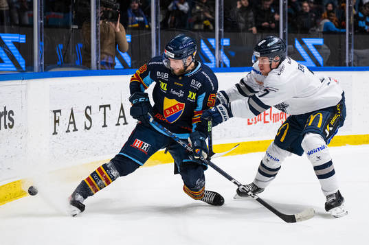 Djurgårdens Fredrik Forsberg och Karlskogas Philip Eriksen