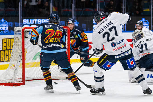 Djurgårdens Emil Berglund gör 1-0 bakom Karlskogas