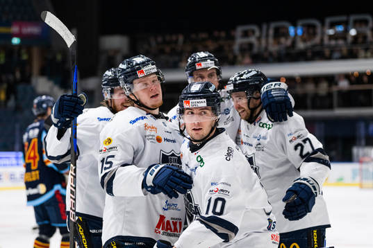 Karlskogas David Lilja jublar med lagkamrater
