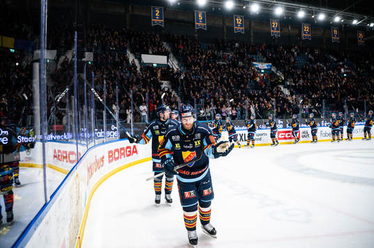 Djurgårdens Linus Klasen jublar med lagkamrater