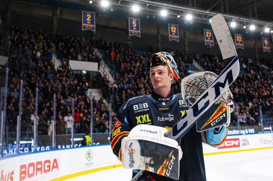Djurgårdens målvakt Carl Lindbom jublar