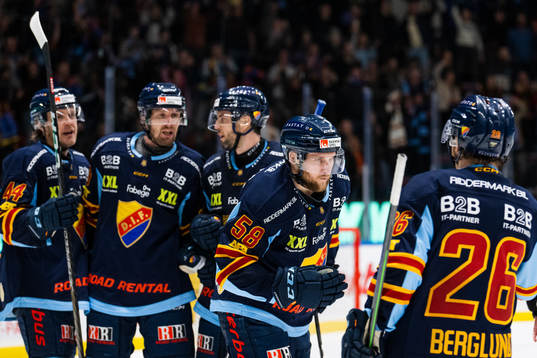 Djurgårdens Fredrik Forsberg jublar med lagkamrater