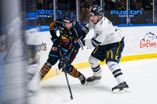 Djurgårdens Fredrik Forsberg och Karlskogas Philip Eriksen
