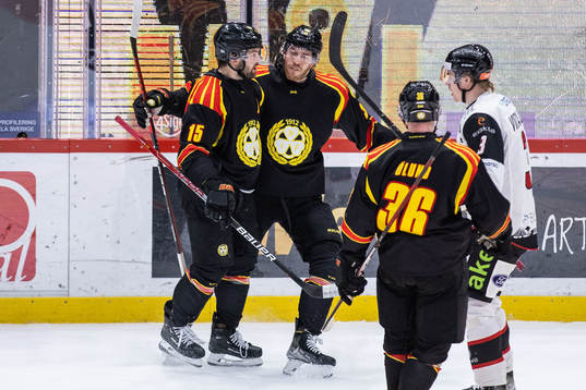 Brynäs Oscar Eklind jublar med lagkamrater