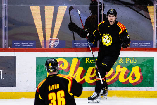 Brynäs Oscar Eklind jublar