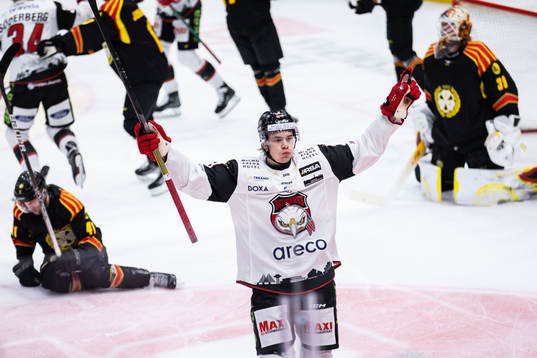 Malmö Redhawks Nuutti Viitasalo jublar