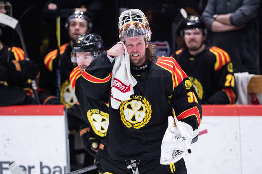 Brynäs målvakt Anders Lindbäck deppar