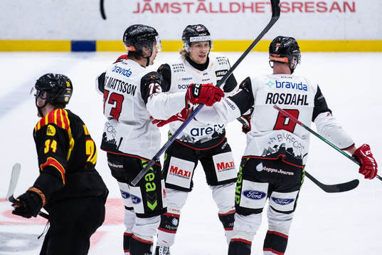 Malmö Redhawks Adam Ollas Mattsson jublar med lagkamrater