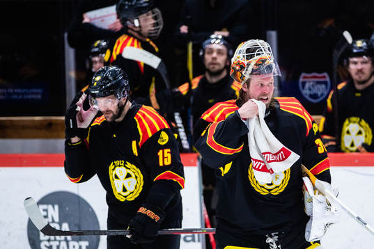 Brynäs Simon Bertilsson och målvakt Anders Lindbäck