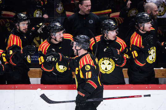 Brynäs Johan Larsson jublar med lagkamrater