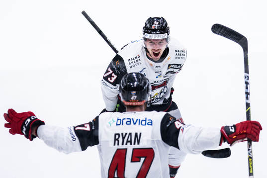Malmö Redhawks Adam Ollas Mattsson jublar med Joakim Ryan