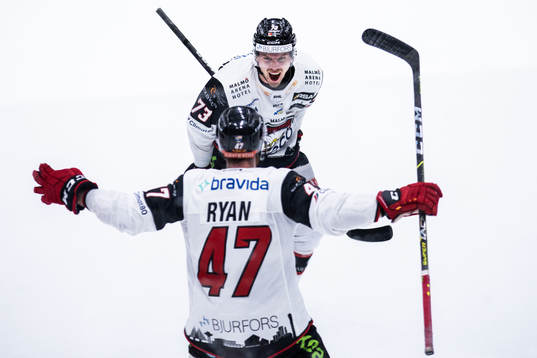 Malmö Redhawks Adam Ollas Mattsson jublar med Joakim Ryan