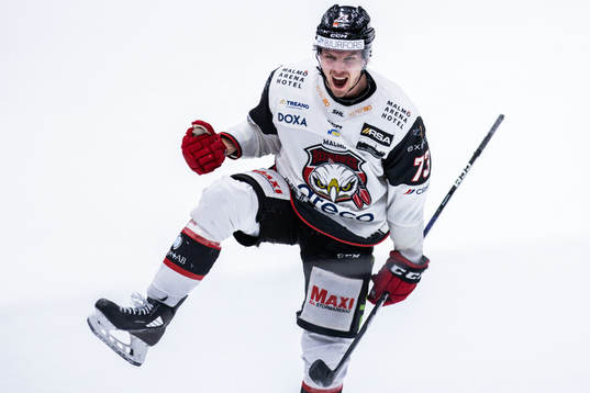 Malmö Redhawks Adam Ollas Mattsson jublar