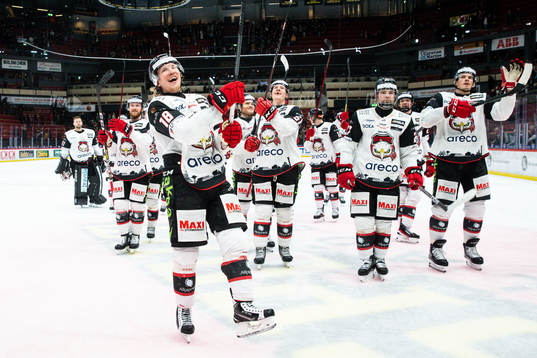 Malmö Redhawks Marcus Sylvegård jublar med lagkamrater