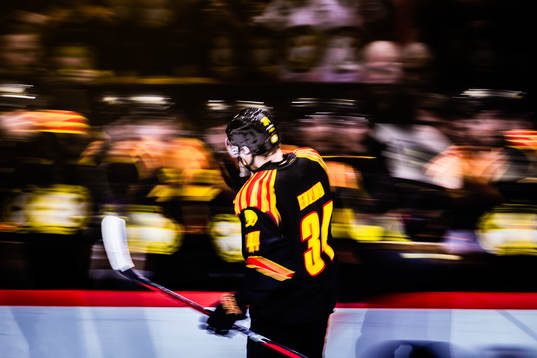 Panorering av Brynäs Oscar Eklind som jublar med