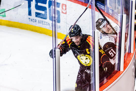 Brynäs Johan Larsson och Malmö Redhakws Emil Sylvegård