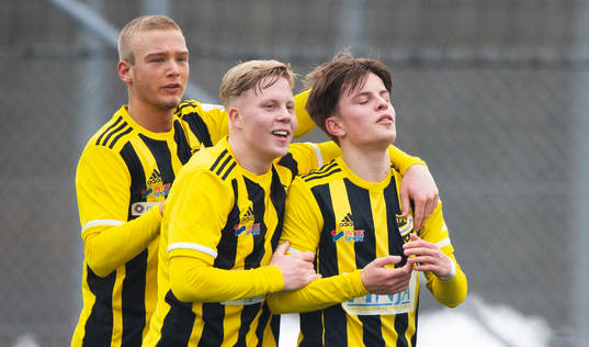 IFK Hässleholms 2-målsskytt Jussi Tikkanen grattas av