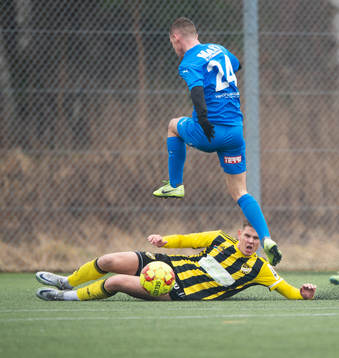 IFK Hässleholms  Viktor Ahlgren glidtacklar i